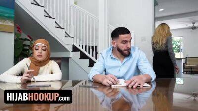 Peter Green - Violet - Violet Gems, Vivianne De Silva And Peter Green In Muslim Stepdaughter Explores Her Sexuality With Busty Stepmom And Tutor - upornia.com