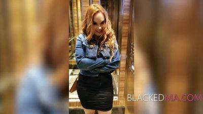 Busty MILF Summer Hart takes on a massive black cock in Vegas - sexu.com