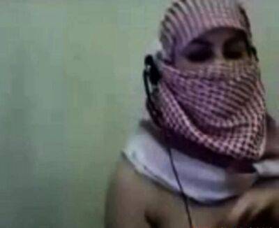 Palestine Arab Hijab Girl show her Big Boobs in Webcam - drtuber.com