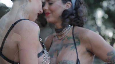 And Busty Pin-ups With Bonnie Rotten And Vyxen Steel - upornia.com